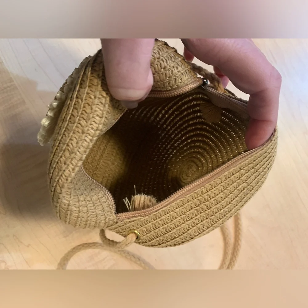 Small round straw bag with flower detail - Picture 4 of 5